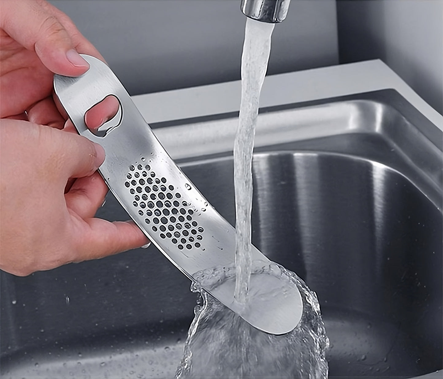 2-in-1 Garlic Rocker Mincer – Stainless Steel Garlic Press with Bottle Opener